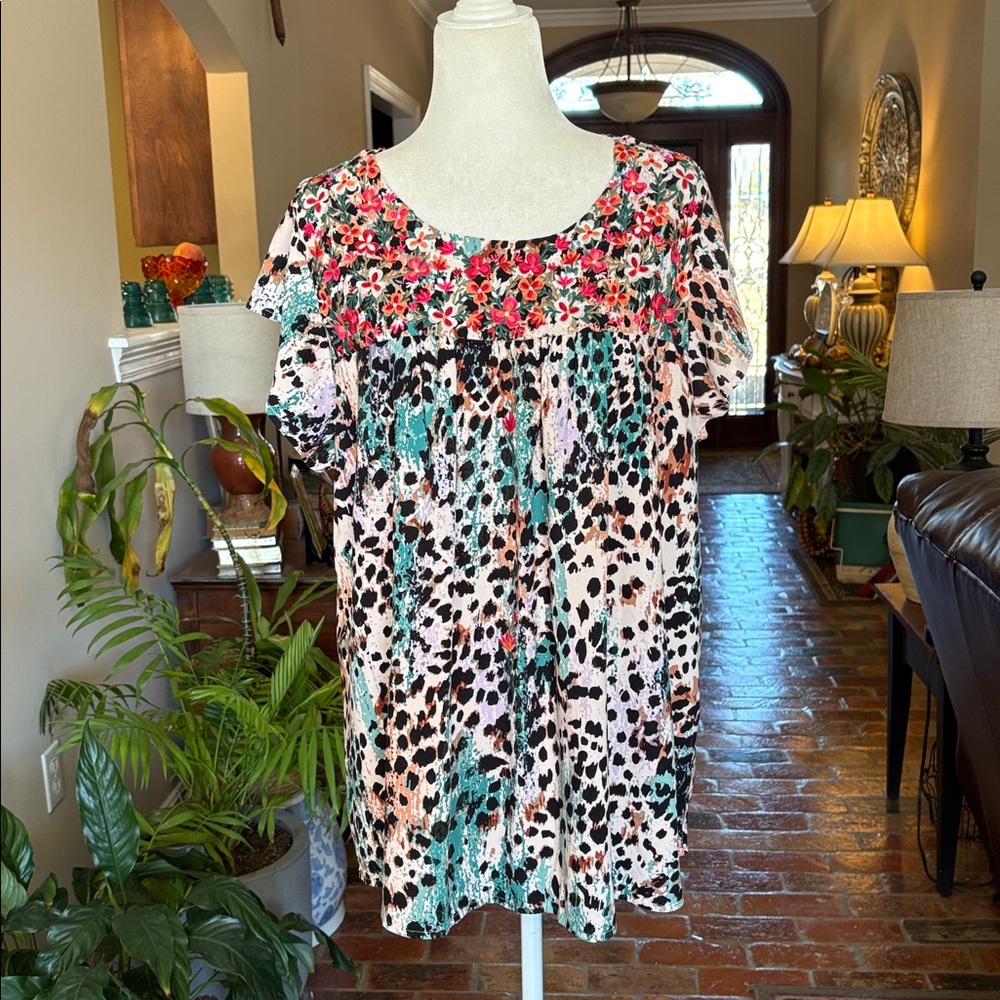 Savanna Janes animal print and embroidered yoke top size 3X - Picture 2 of 11
